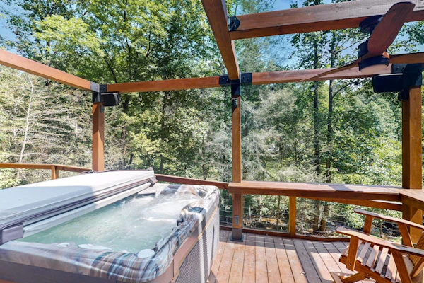 Creek Cabin with fenced yard, screened in patio and hot tub