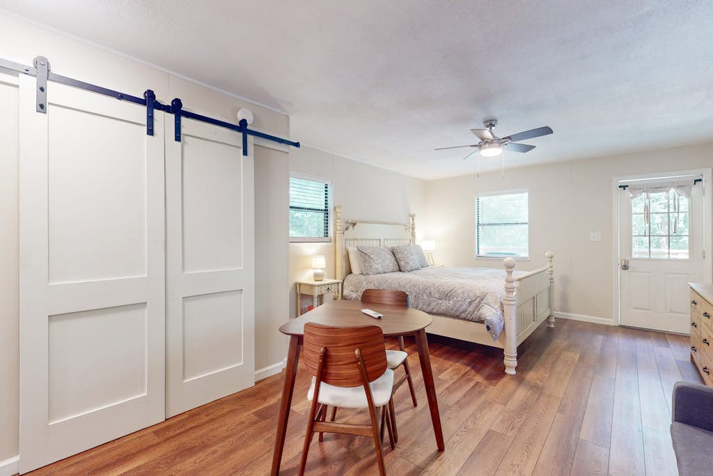 Modern aparthotel with stunning mountain views & close to the town of Blue Ridge