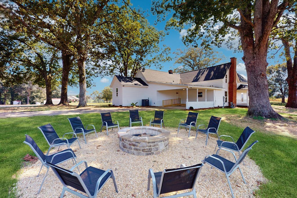 Charming and spacious country home with mountain views