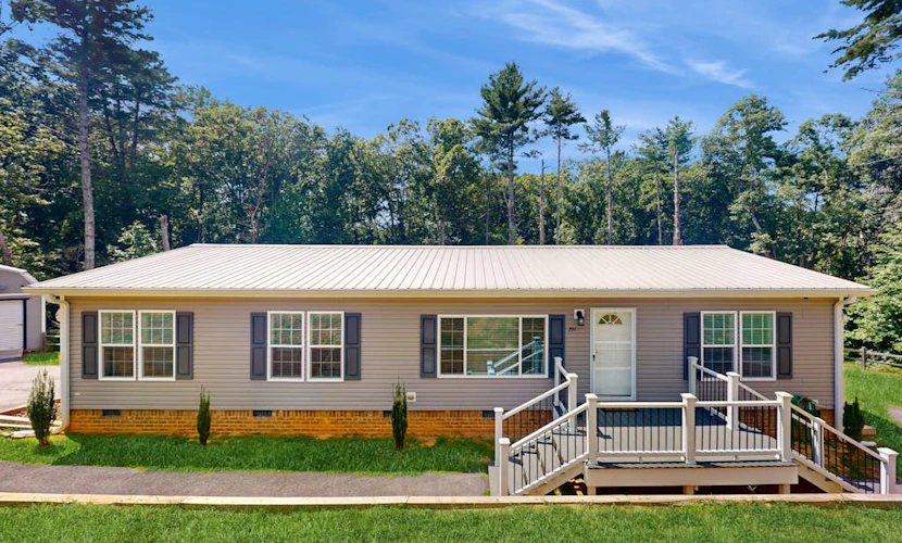 Updated kitchen, outdoor seating, drive to all the area waterfalls