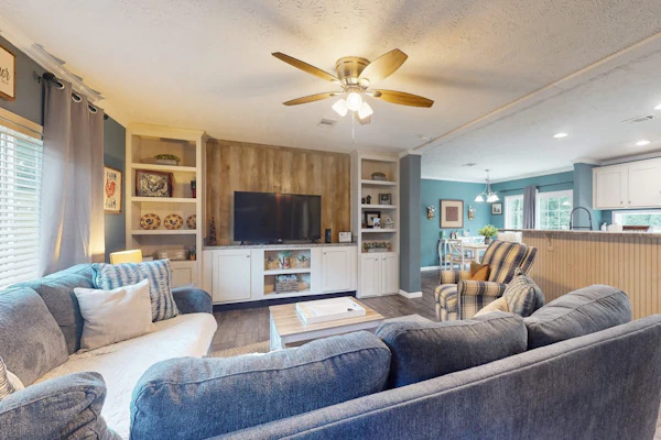 Updated kitchen, outdoor seating, drive to all the area waterfalls