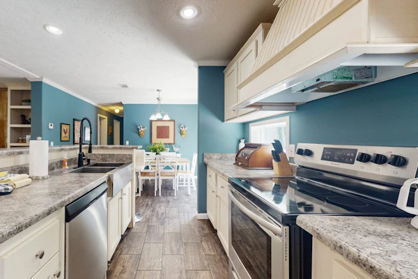 Updated kitchen, outdoor seating, drive to all the area waterfalls