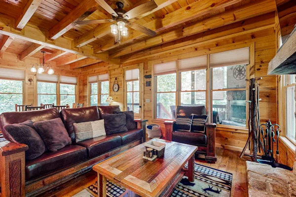 Beautiful cabin w/lake views, cozy-wood burning fireplace & Hot Tub