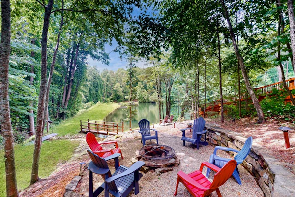 Beautiful cabin w/lake views, cozy-wood burning fireplace & Hot Tub