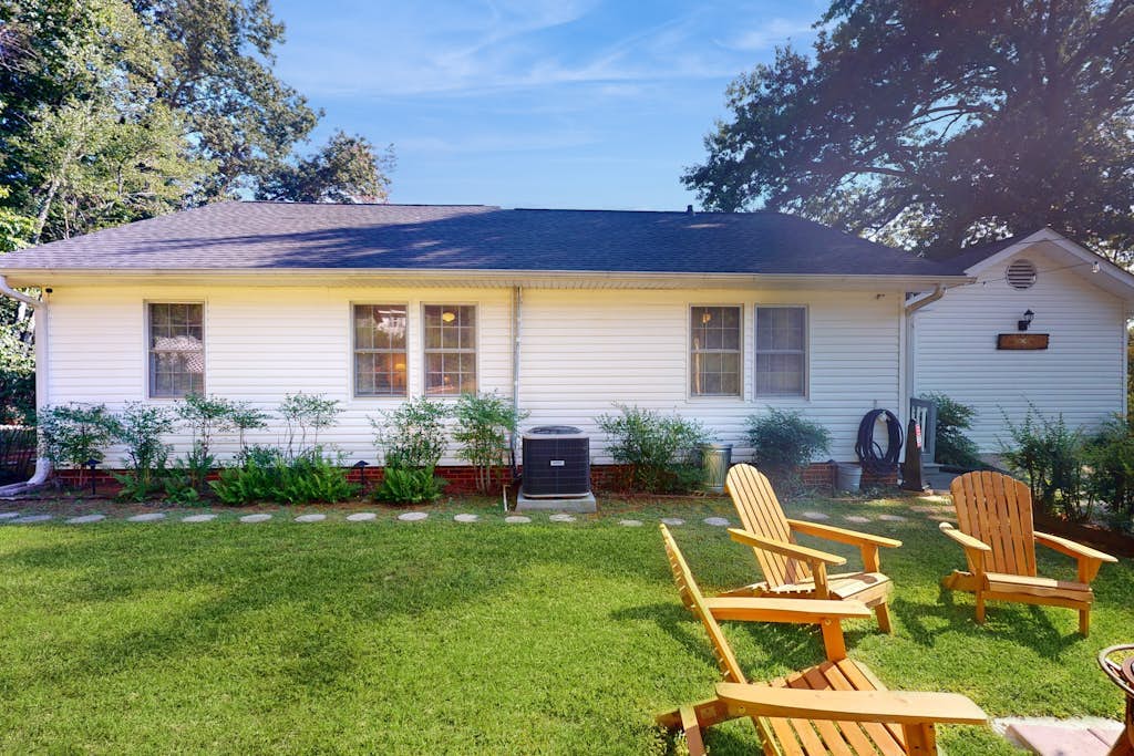Vintage house with firepit, wifi + steps to Truett McConnell University