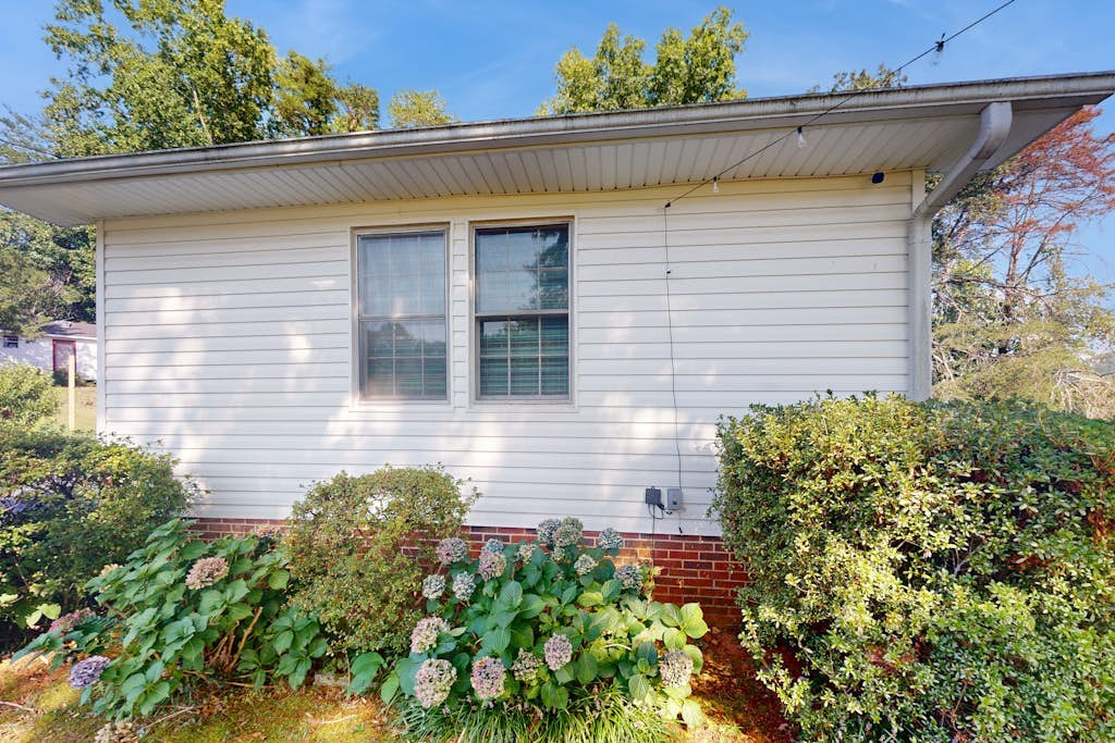 Vintage house with firepit, wifi + steps to Truett McConnell University