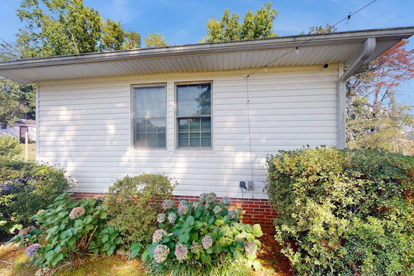 Vintage house with firepit, wifi + steps to Truett McConnell University