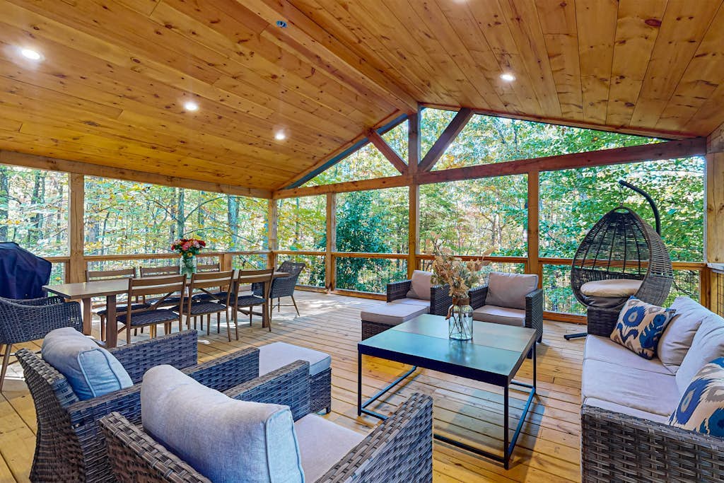 Lovely getaway with exceptional and spacious outdoor living close to downtown