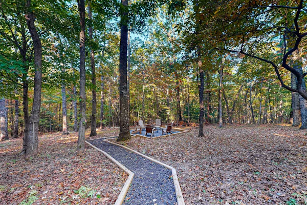 Lovely getaway with exceptional and spacious outdoor living close to downtown