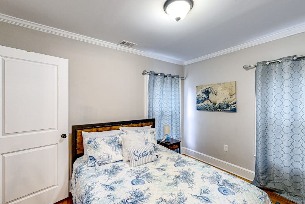 Renovated downtown house w/ enclosed backyard, deck, fireplace, central AC & W/D