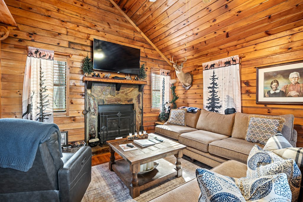 Wilderness-themed retreat with community amenities, private hot tub, & fireplace