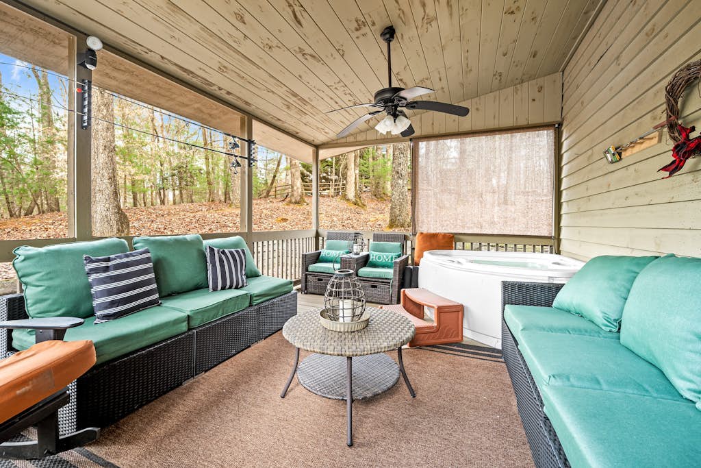 Wilderness-themed retreat with community amenities, private hot tub, & fireplace