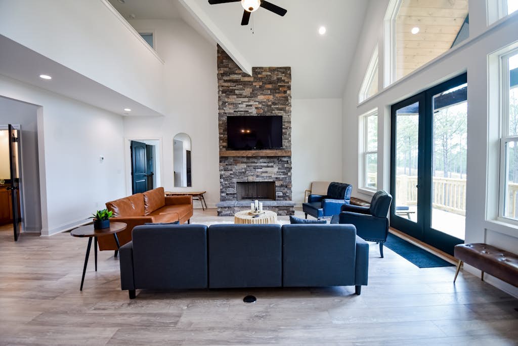 Modern mountain cabin with stunning views, & ample entertainment space