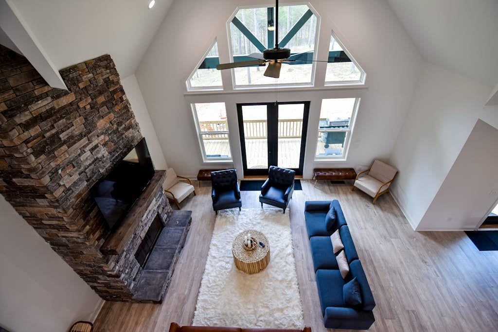 Modern mountain cabin with stunning views, & ample entertainment space
