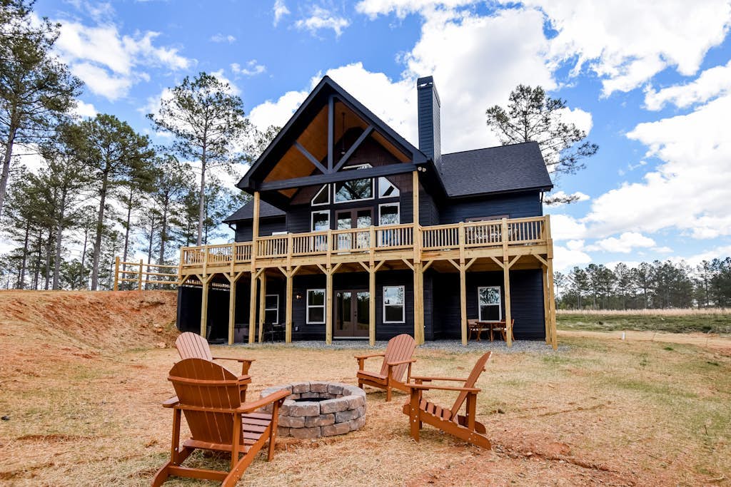 Modern mountain cabin with stunning views, & ample entertainment space