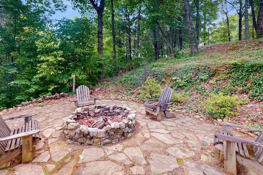 Charming dog-friendly house with hot tub and gas fireplace