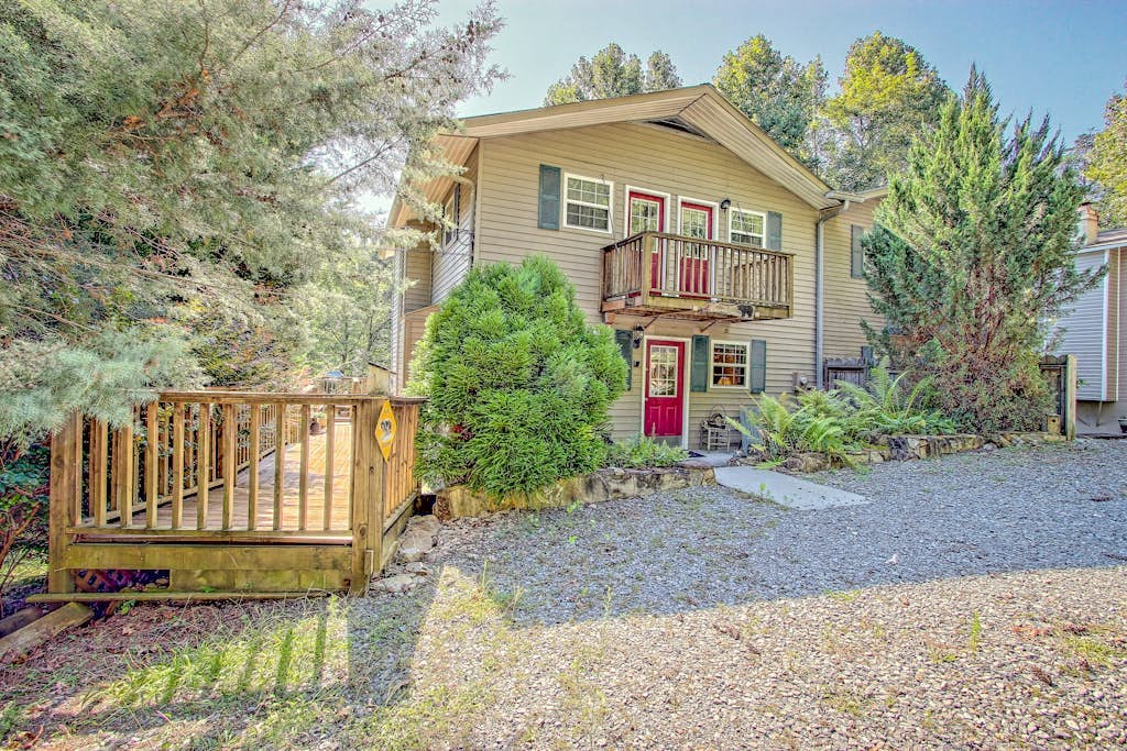 Lake-View Townhome with Decks, Screened Porch and Shared Tennis - Dogs OK