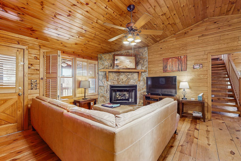 Dog- friendly cabin w/ hot tub, firepit, fireplace & mountain view
