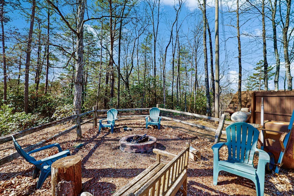 Dog- friendly cabin w/ hot tub, firepit, fireplace & mountain view