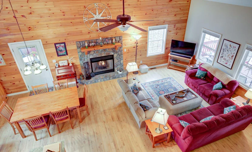 Mountain cabin with WiFi, fireplace, shared pools, game room, tennis, & gym