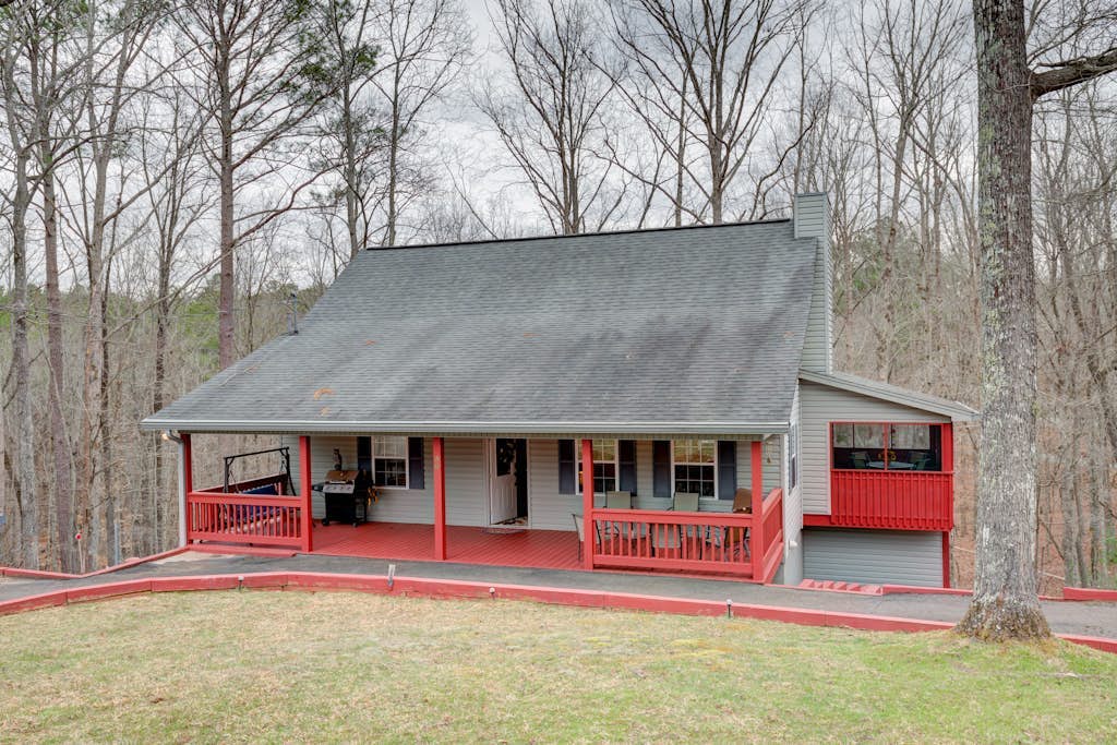 Mountain cabin with WiFi, fireplace, shared pools, game room, tennis, & gym