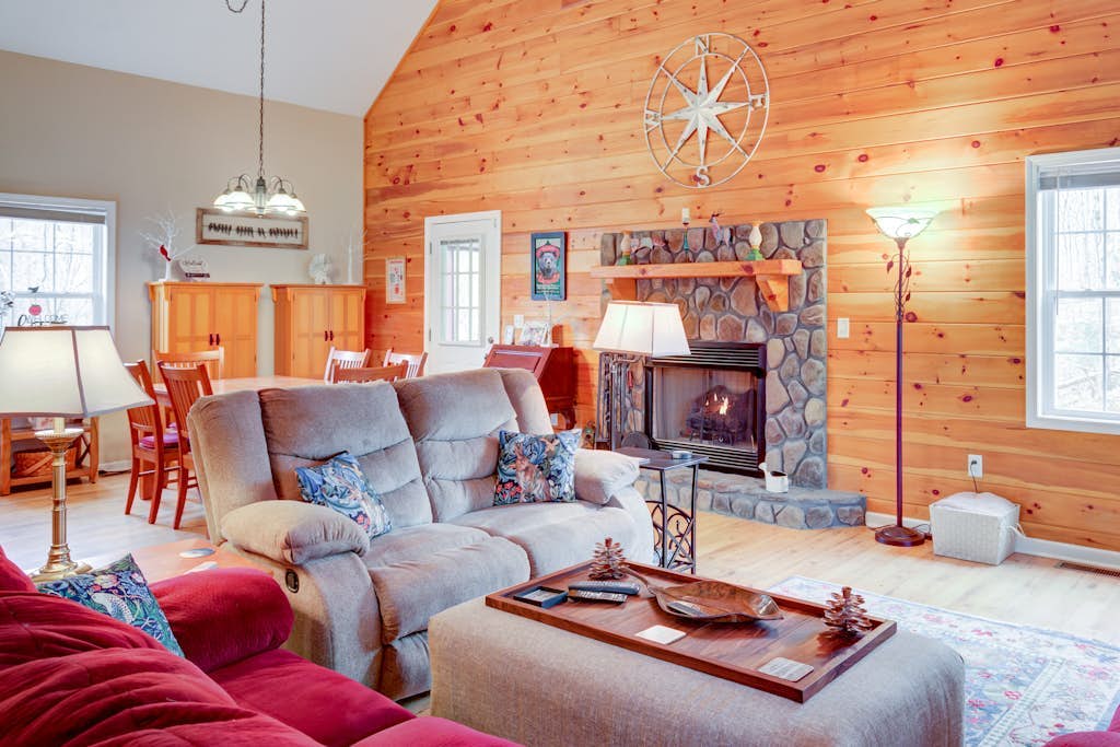 Mountain cabin with WiFi, fireplace, shared pools, game room, tennis, & gym