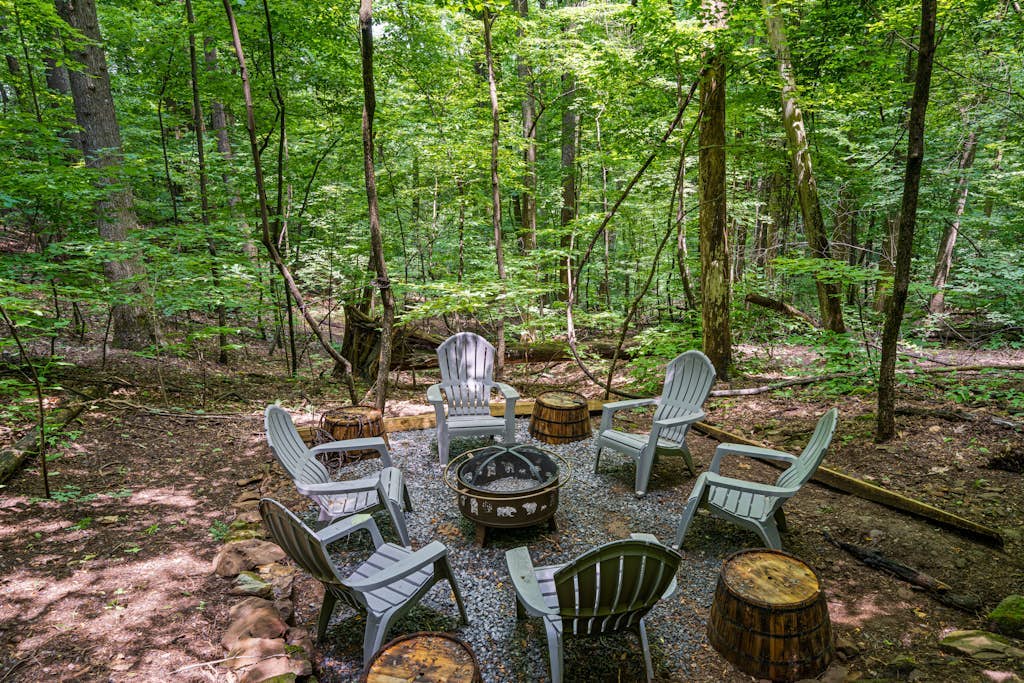 Dog-Friendly Mountain Cabin with hot tub, pool, & ping-pong