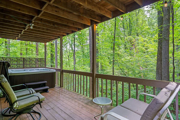 Dog-Friendly Mountain Cabin with hot tub, pool, & ping-pong