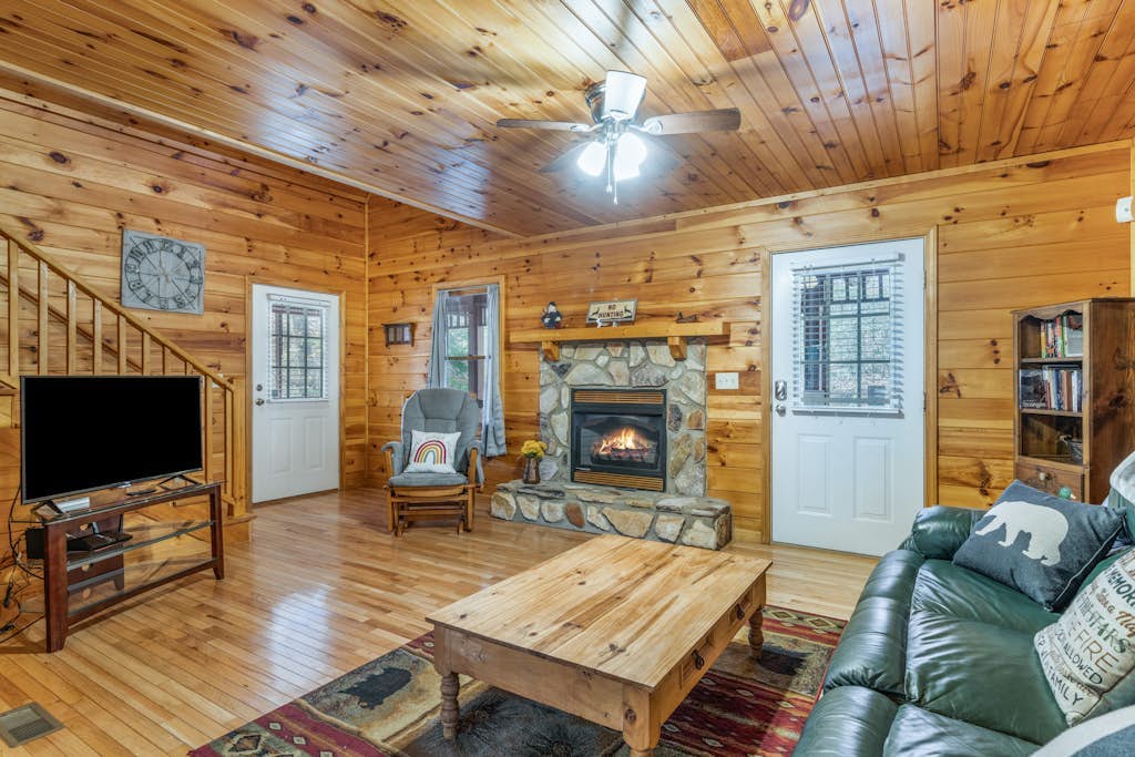 Dog-friendly cabin with hot tub, 2 fireplaces, game room. washer/dryer & AC