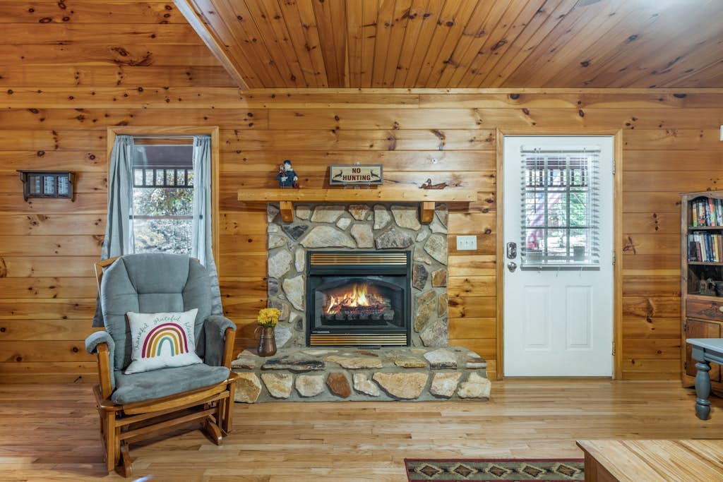 Dog-friendly cabin with hot tub, 2 fireplaces, game room. washer/dryer & AC