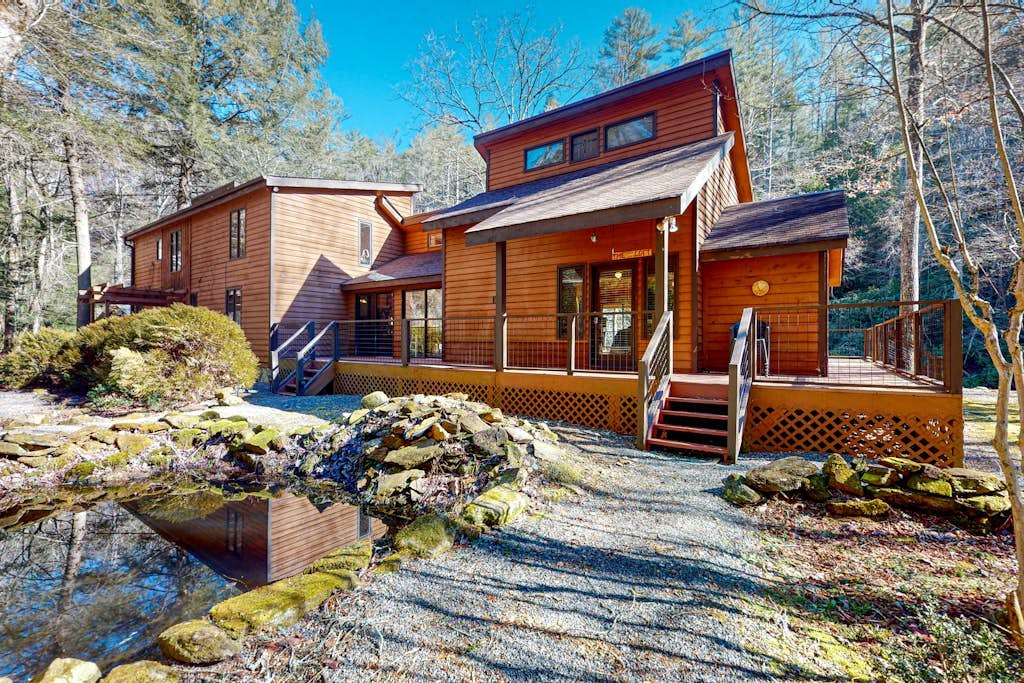 Dog-friendly, riverfront retreat with game room, washer/dryer, wraparound deck