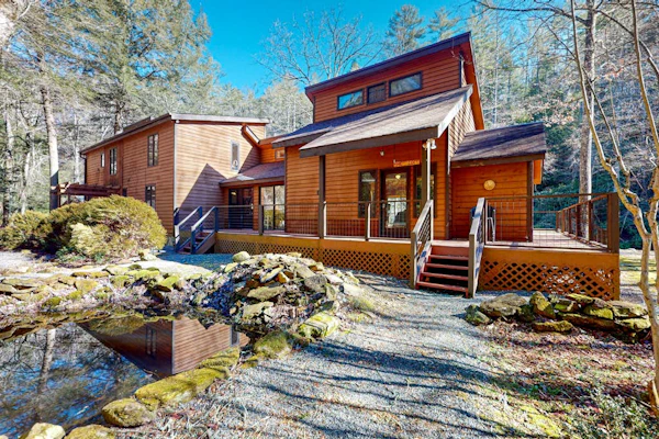 Dog-friendly, riverfront retreat with game room, washer/dryer, wraparound deck