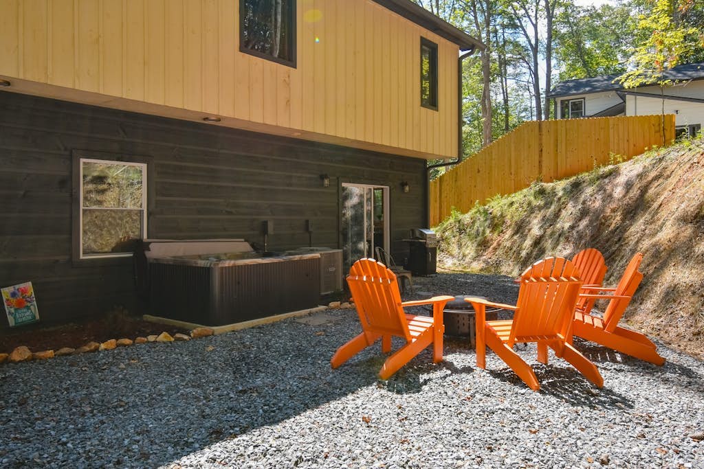 Dog-friendly cabin with private hot tub, game room, gym, heated pool, mini golf