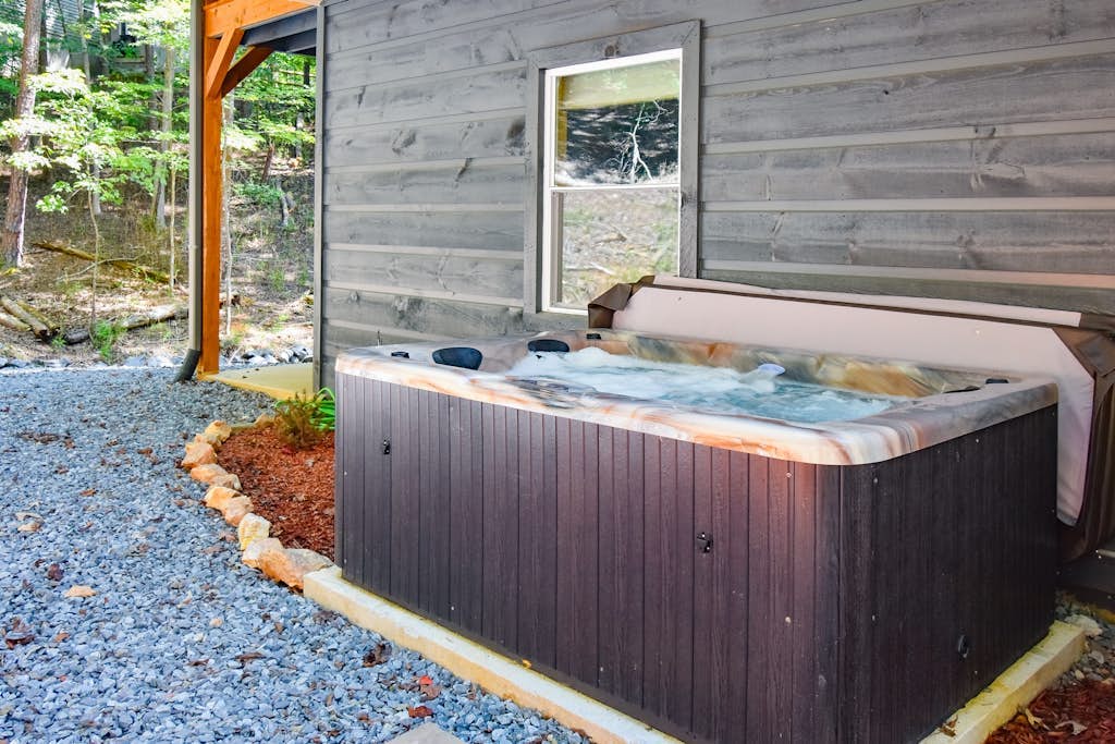 Dog-friendly cabin with private hot tub, game room, gym, heated pool, mini golf