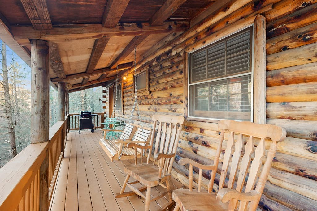 Cozy cabin with wifi, wood-burning fireplace & spacious deck