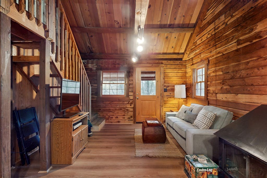 Cozy cabin with wifi, wood-burning fireplace & spacious deck