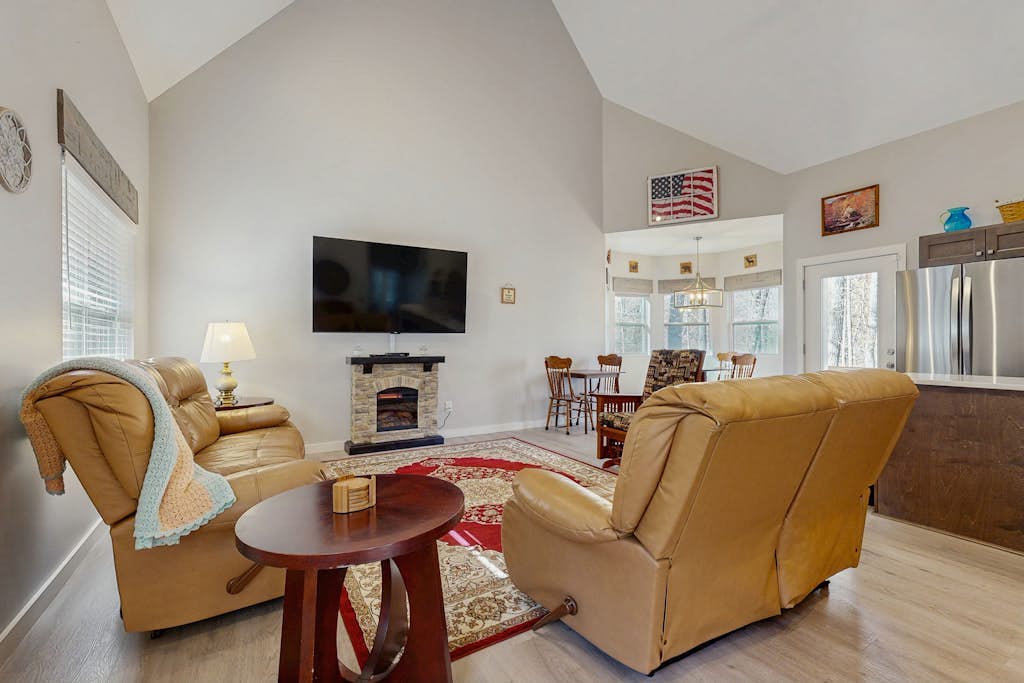 Peaceful home with wheelchair accessibility, outdoor deck, front porch & wifi
