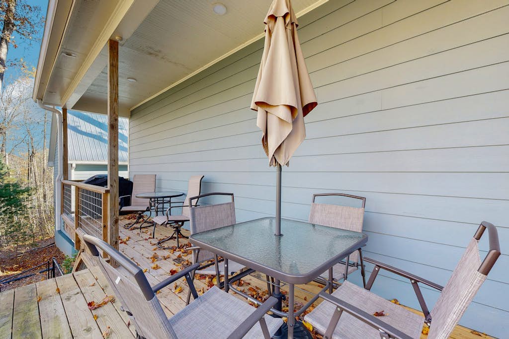 Peaceful home with wheelchair accessibility, outdoor deck, front porch & wifi