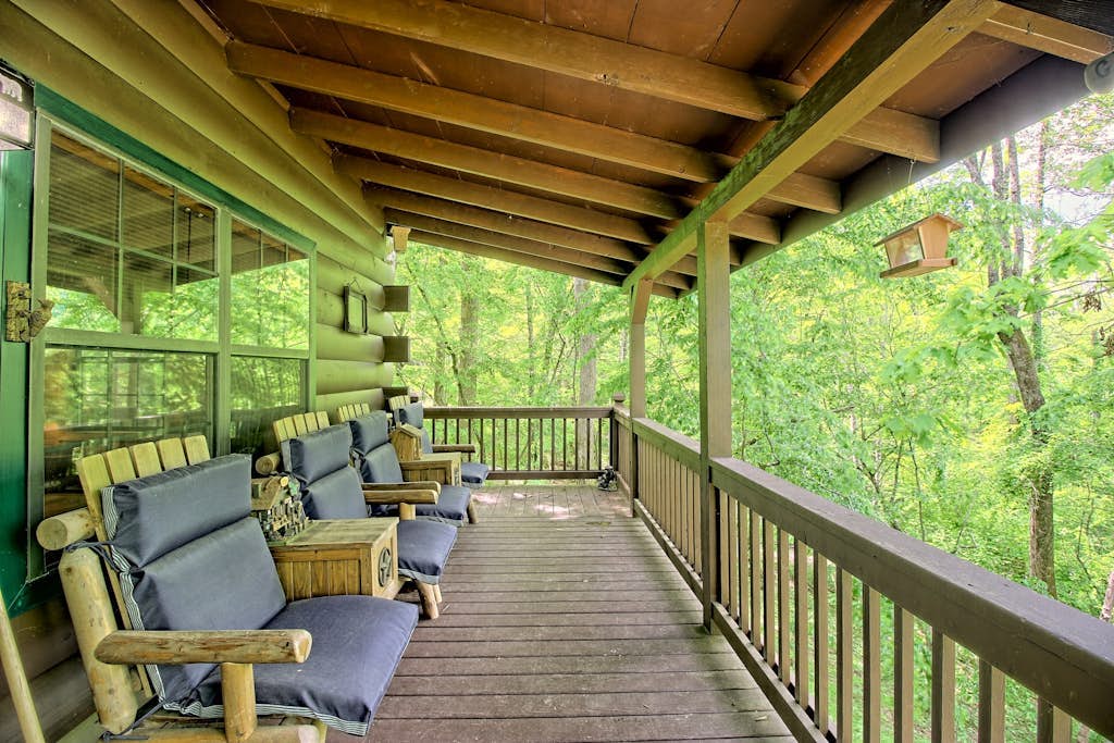 Inviting creek-side cabin with welcoming front porch, grill & W/D