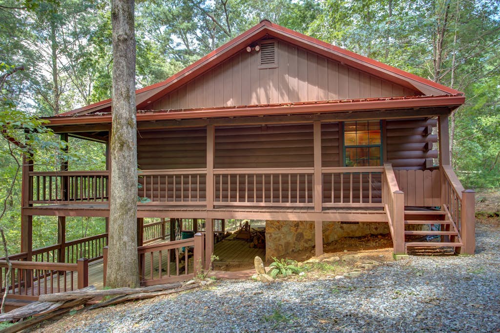 Dog-friendly cabin in the woods with Gas fireplace & two decks