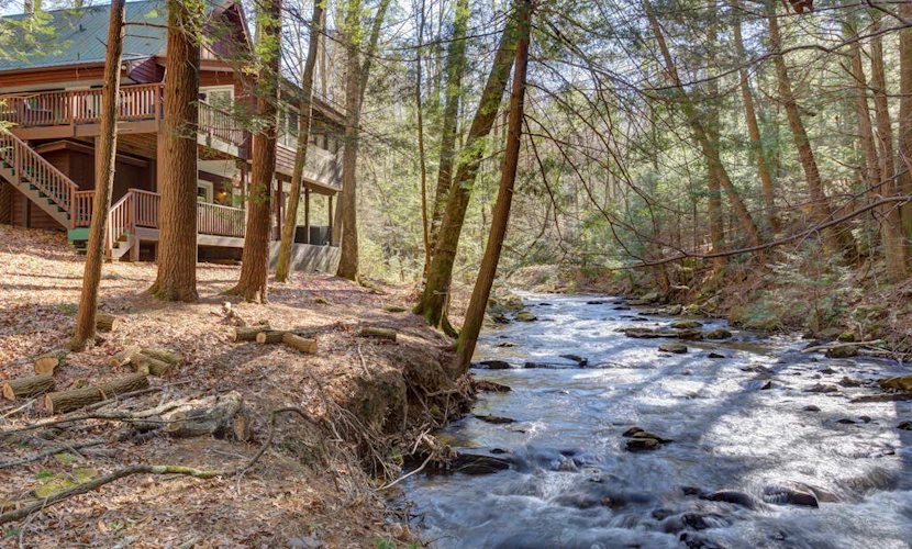 Creekside cabin with private hot tub, shared pool & tennis