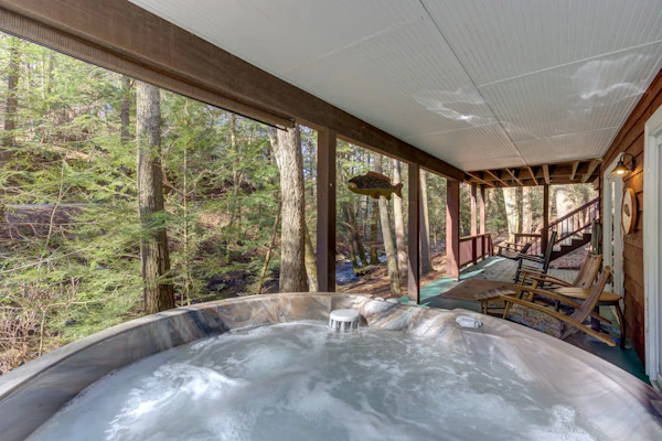 Creekside cabin with private hot tub, shared pool & tennis