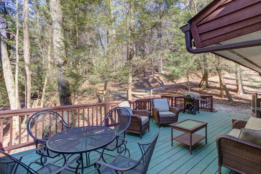 Creekside cabin with private hot tub, shared pool & tennis