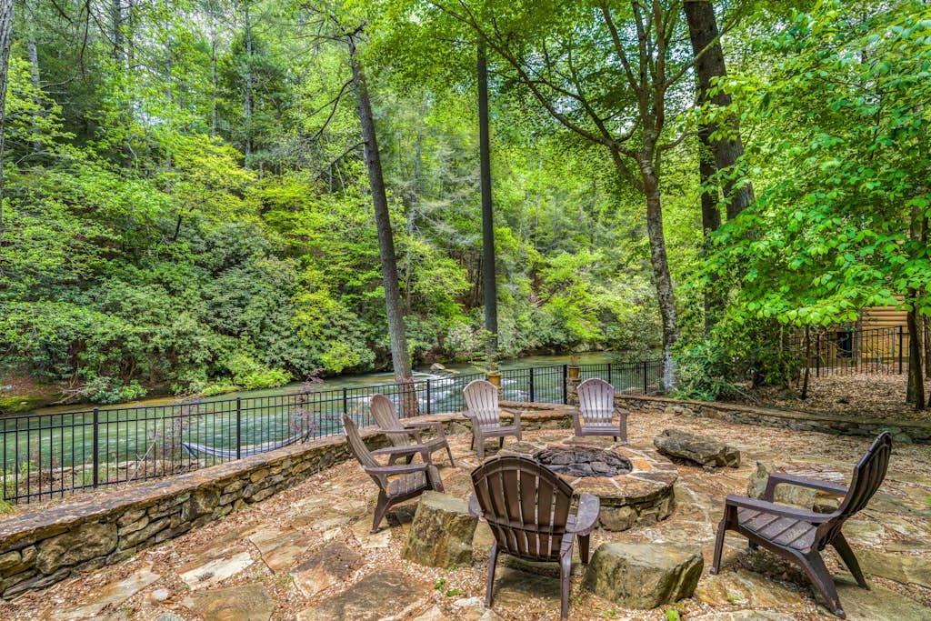 Riverfront cabin with hot tub, fireplaces & game room with pool table