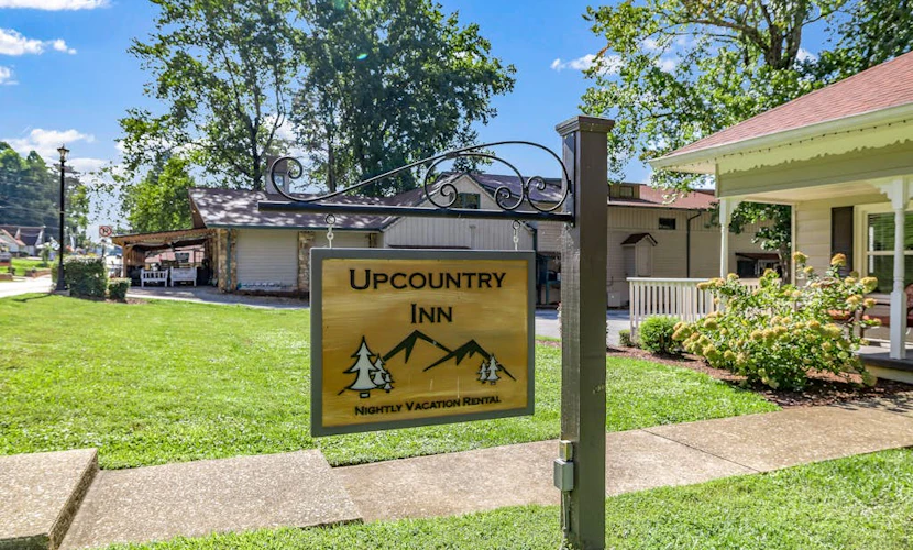 Downtown cottage suite with prime location, smart TV & AC - walk everywhere