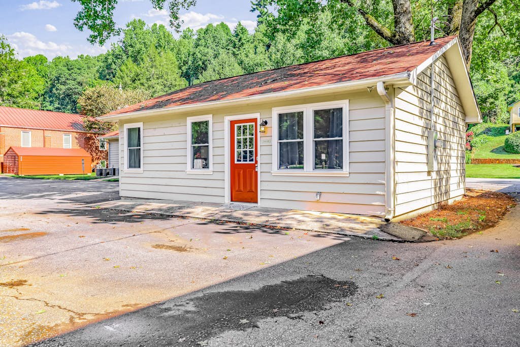 Downtown cottage suite with prime location, smart TV & AC - walk everywhere