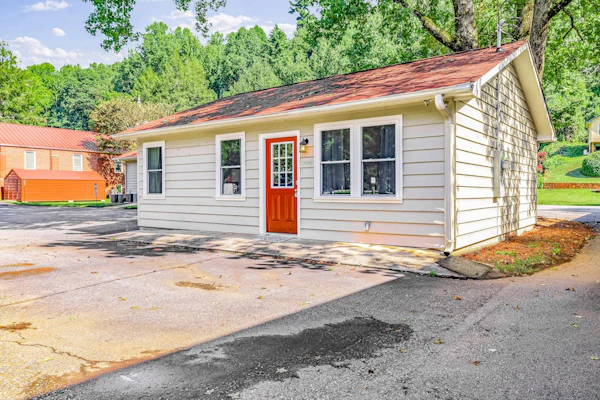 Downtown cottage suite with prime location, smart TV & AC - walk everywhere