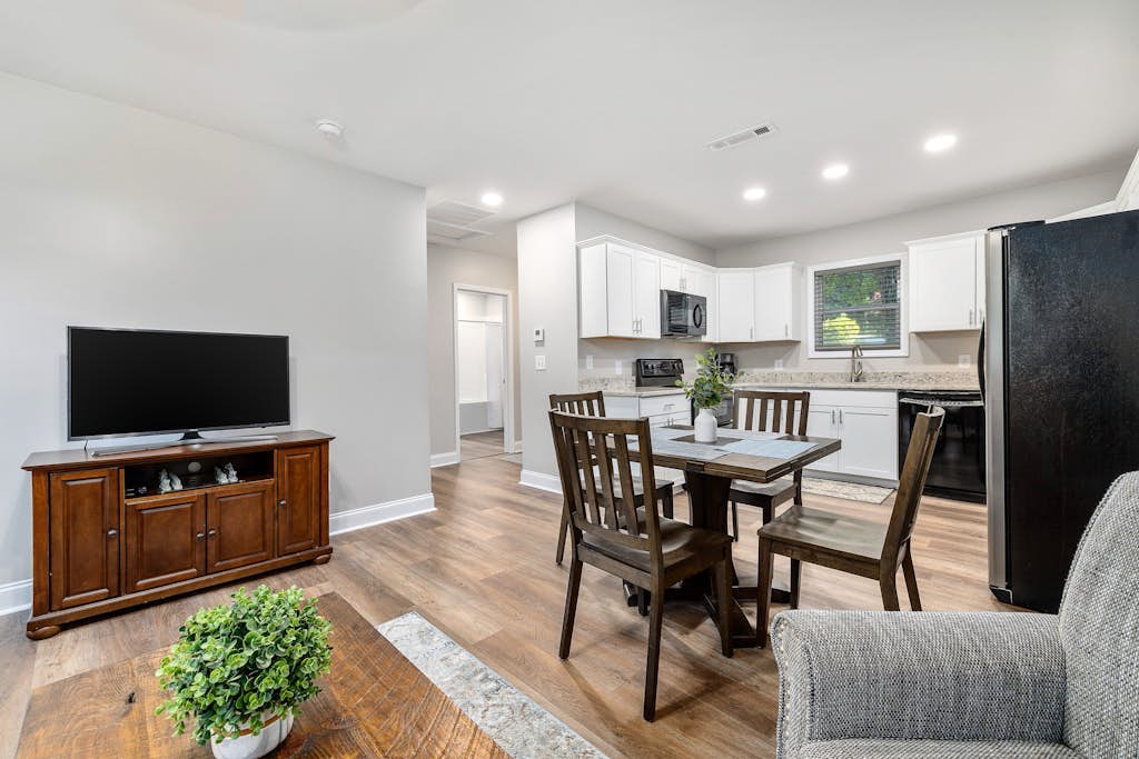 Downtown cottage suite with prime location, smart TV & AC - walk everywhere