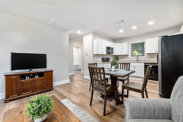 Downtown cottage suite with prime location, smart TV & AC - walk everywhere