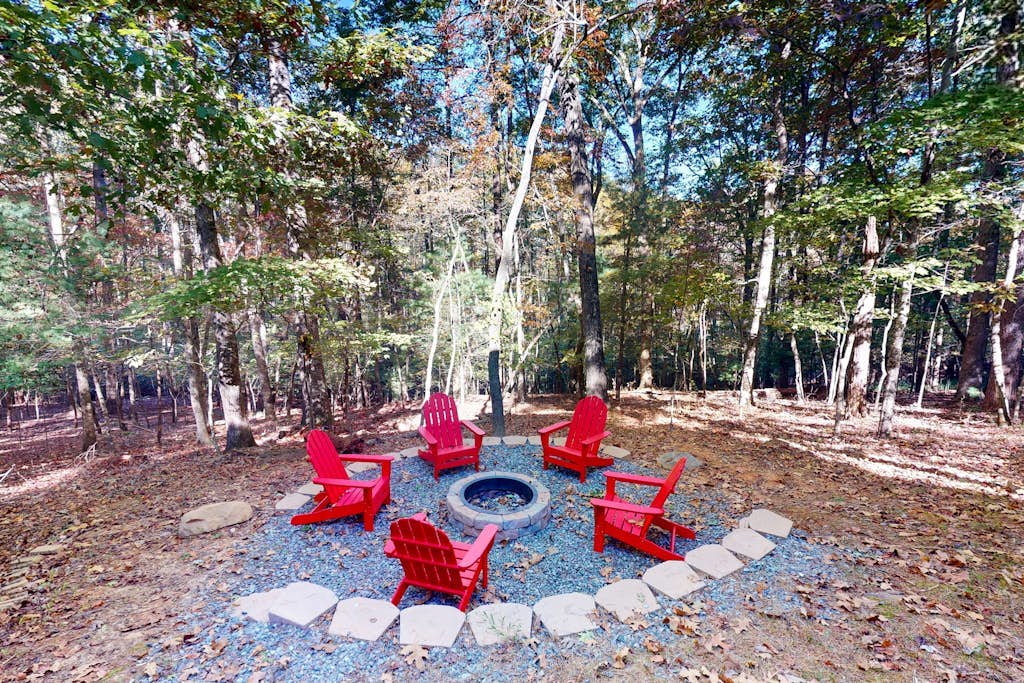 Dog friendly cabin with fire pit, hot tub, and community amenities